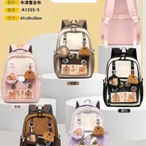 Mochila capibara con colgantes