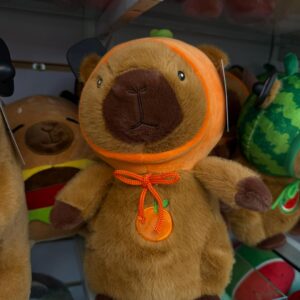 Peluche capibara c/gorro